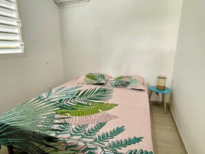 2 bedrooms, travel cot, WiFi, bed sheets
