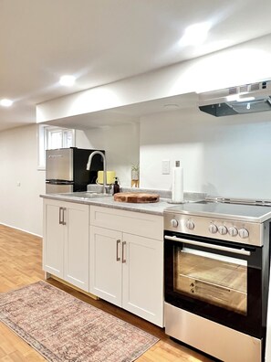 Een koelkast, een oven, een kookplaat, een waterkoker