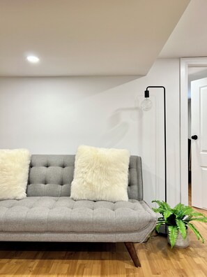 Interior - Modern Upper Beaches Home - 2min from Subway Station - Cozy home away from home (Toronto)