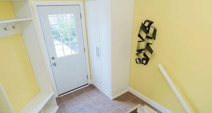 Modern Upper Beaches Home-2min from Subway Station