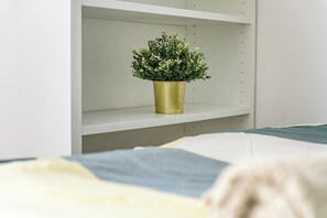 1 makuuhuone, tallelokero huoneessa, silitysrauta/-lauta
