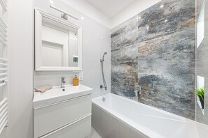 Secador de pelo, bidet, toallas, jabón