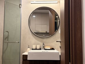 Haartrockner, Handtücher, Seife, Toilettenpapier