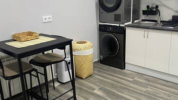 Een magnetron, een oven, een kookplaat, een vaatwasser