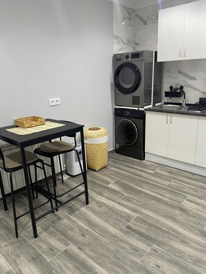 Microonde, forno, piano cottura, lavastoviglie
