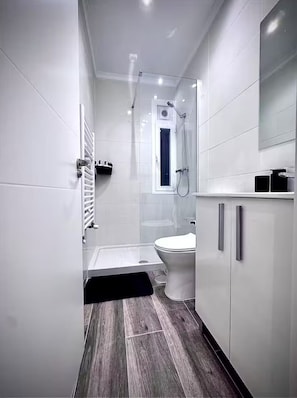 Dusche, Haartrockner, Handtücher, Seife