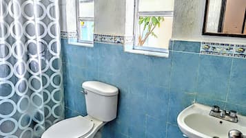 Douche, sĂšche-cheveux, serviettes fournies, savon