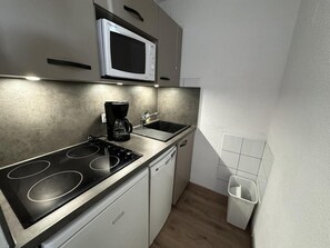 Micro-ondes, four, lave-vaisselle, cafetière/bouilloire