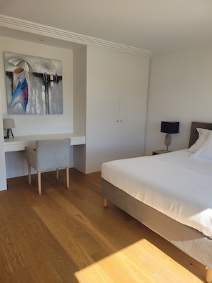 4 Schlafzimmer, Schreibtisch, Bügeleisen/Bügelbrett, Reisekinderbett