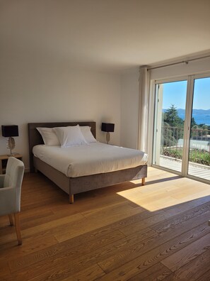 4 habitaciones, escritorio y tabla de planchar con plancha