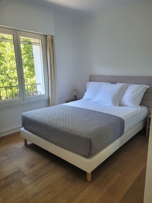 4 bedrooms, desk, iron/ironing board, travel cot