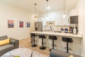 冷蔵庫、電子レンジ、オーブン、コンロ