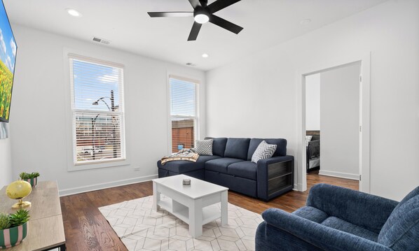 Living area - 3bd/2ba, King bd, Pets OK, Laundry, Fenced Yard, Near Downtwn, Hospitals, & Unis (Chicago)