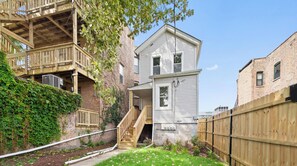 Property grounds - 3bd/2ba, King bd, Pets OK, Laundry, Fenced Yard, Near Downtwn, Hospitals, & Unis (Chicago)