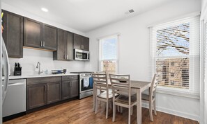 Private kitchen - 3bd/2ba, King bd, Pets OK, Laundry, Fenced Yard, Near Downtwn, Hospitals, & Unis (Chicago)