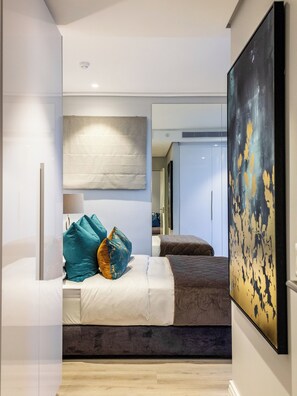 2 slaapkamers, een kluis op de kamer, een strijkplank/strijkijzer, wifi