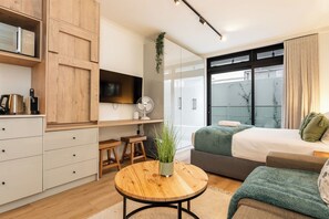 1 soverom, safe på rommet, strykejern/-brett og internettilgang