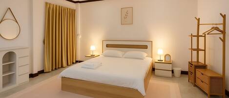 2 habitaciones, tabla de planchar con plancha, wifi y ropa de cama