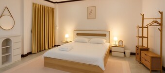 Charming 2-bedroom house with WiFi, AC in pleasant Tambon Khlung