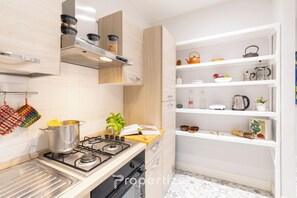 Fridge, oven, stovetop, coffee/tea maker
