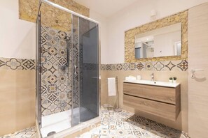 Dusche, Haartrockner, Handtücher, Shampoo