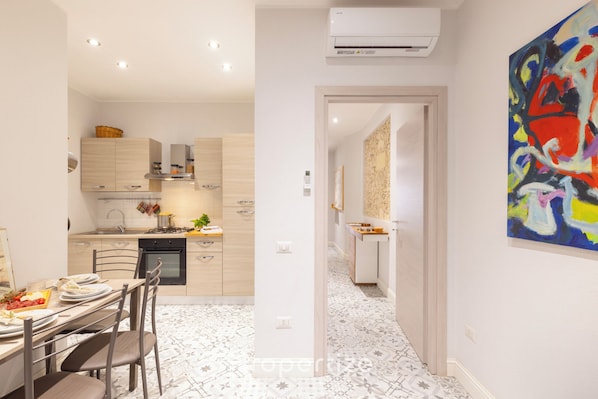 Fridge, oven, stovetop, coffee/tea maker