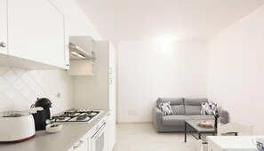 Een koelkast, een oven, een kookplaat, een vaatwasser