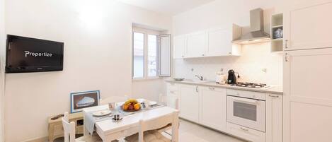 Frigorífico, horno, placa de cocina y lavavajillas