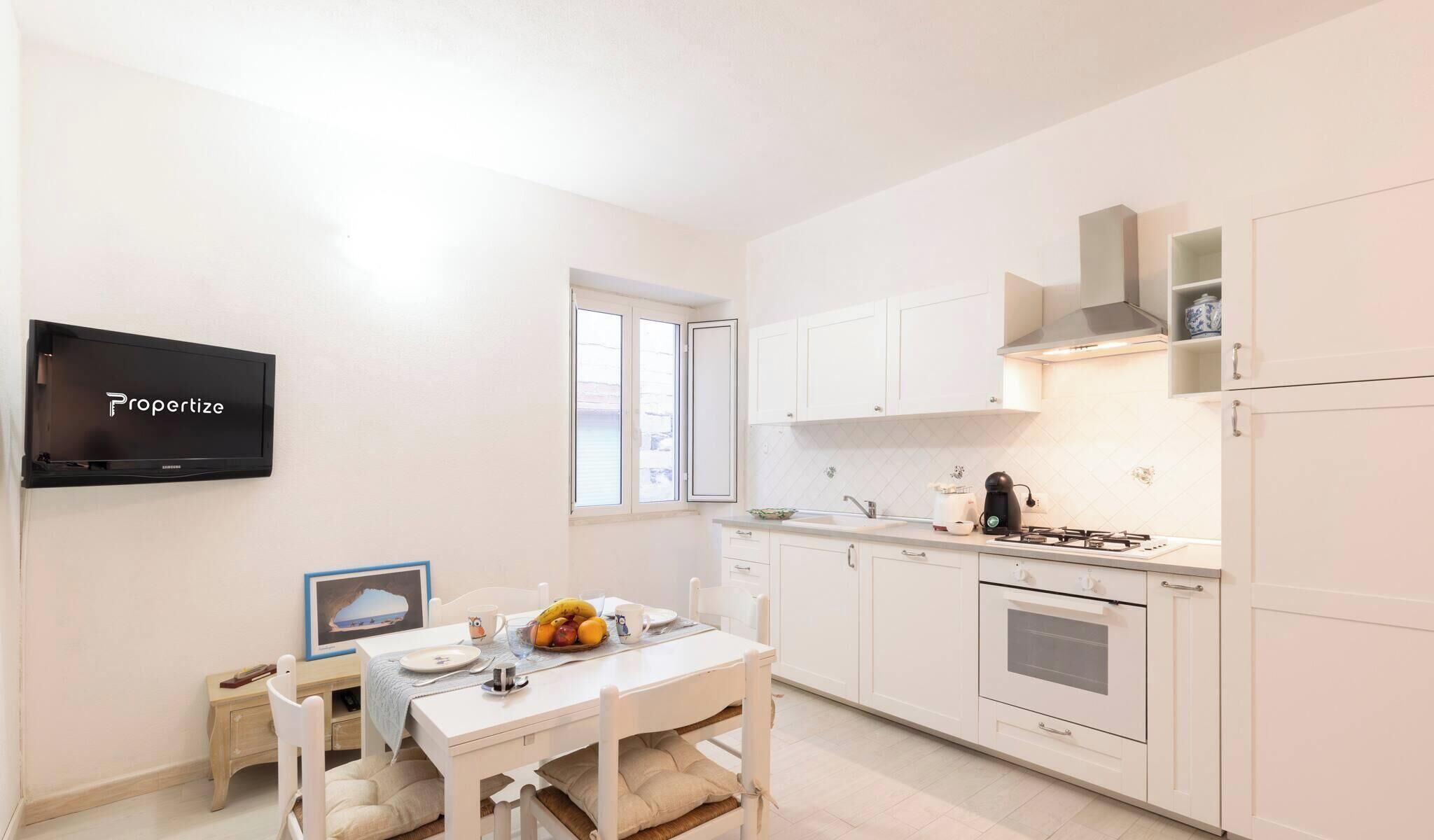 Een koelkast, een oven, een kookplaat, een vaatwasser