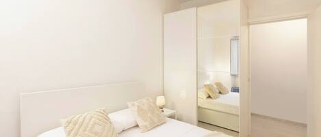 1 habitación, tabla de planchar con plancha, wifi gratis y ropa de cama