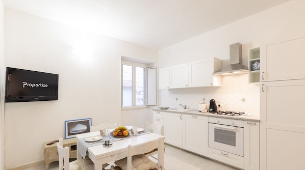 ثلاجة، فرن، موقد طهي مسطح، غسالة أطباق