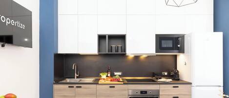 Kühlschrank, Mikrowelle, Ofen, Herdplatte