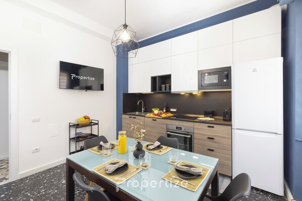 Frigorífico, microondas, horno y placa de cocina