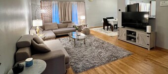 Spacious 4-bedroom house, Free parking, close to O'hare
