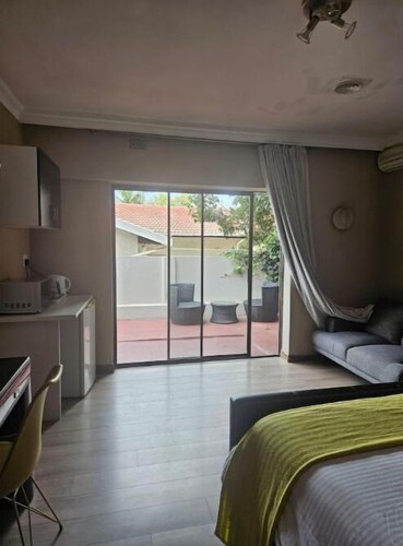 Cosy Corner-Room1 Luxurious