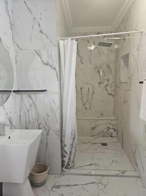 Secadora de cabello, toallas, jabón, papel de baño