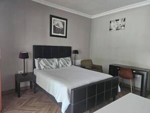 1 habitación, tabla de planchar con plancha, wifi y ropa de cama
