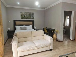 6 bedrooms, iron/ironing board, WiFi, bed sheets