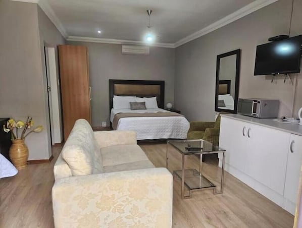 6 bedrooms, iron/ironing board, WiFi, bed sheets