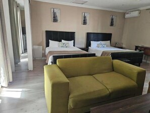 Tabla de planchar con plancha, wifi y ropa de cama 