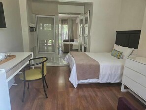 6 bedrooms, iron/ironing board, WiFi, bed sheets