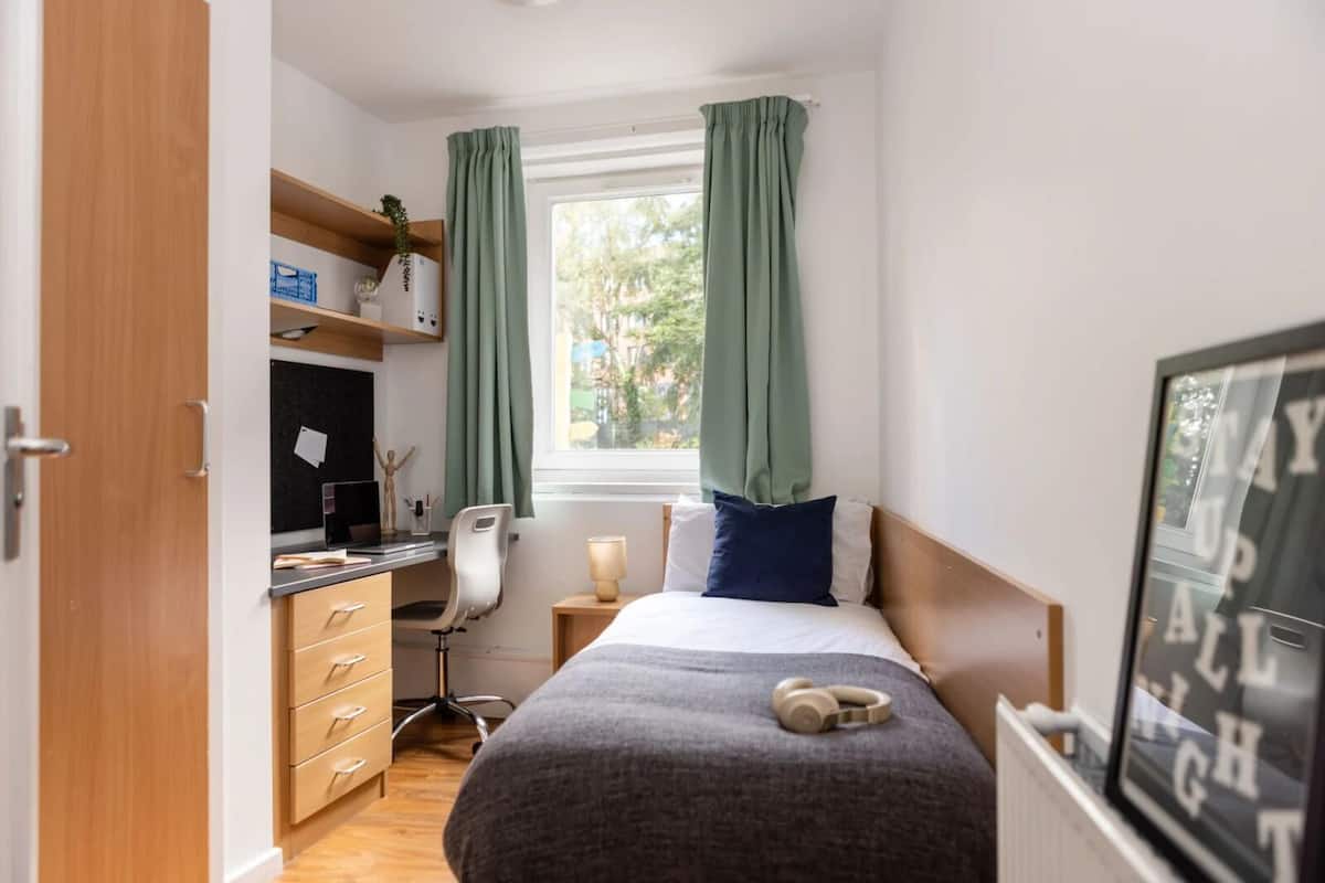 Verduisterende gordijnen, gratis wifi, beddengoed