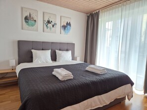 1 quarto, ferros/tábuas de passar roupa, berço de viagem