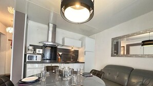 Une cuisine moderne avec un coin repas.