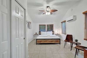 Classic Studio, 1 Queen Bed | Iron/ironing board, free WiFi