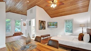ห้องคลาสสิกสตูดิโอ, เตียงควีนไซส์ 1 เตียง (Bamboo Upstairs)