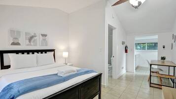 经典开间, 1 张大床 (Bougnevillia Suites) | 熨斗/熨衣板、免费 WiFi