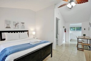 Klassieke studio, 1 queensize bed (Bougnevillia Suites) | Een strijkplank/strijkijzer, gratis wifi