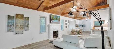 Klassieke tweepersoonskamer, 2 queensize bedden (Mango House) | Woonruimte