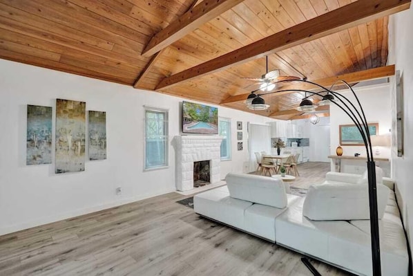 Classic Double Room, 2 Queen Beds | Living area